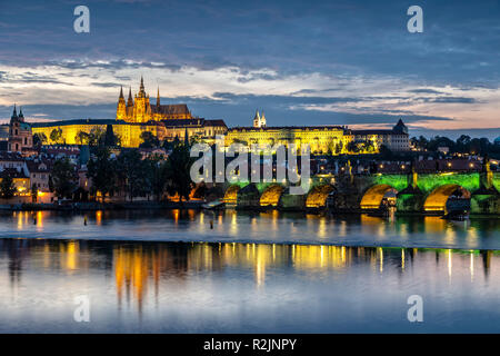 Le Château de Prague, le Pont Charles et la rivière Vltava (Moldau), Prague, République Tchèque Banque D'Images