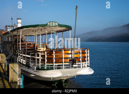 Windermere Lake Cruises Navire à passagers MV amarrés à sternes sur le lac Windermere au bord du lac sur une belle journée d'automne Cumbria England Royaume-Uni UK Banque D'Images