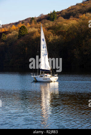 L'Yacht tourmenteur en cours avec grand-voile de battement de la voile sur le lac Windermere Bowness près de Parc National de Lake District Cumbria England UK Banque D'Images