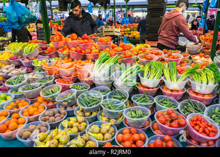 Fruits,et,légumes,Légumes, légumes,bonjour,a,piscine,Section,de,Rag,Marché,Birmingham Bull Ring, centre ville,West Midlands, Angleterre,,UK,GB,Grand,Grande-Bretagne, Banque D'Images