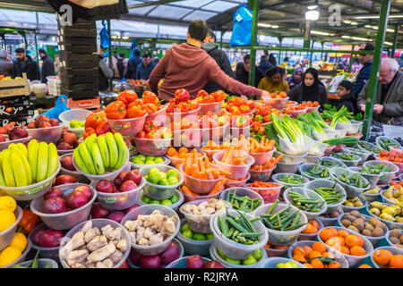 Fruits,et,légumes,Légumes, légumes,bonjour,a,piscine,Section,de,Rag,Marché,Birmingham Bull Ring, centre ville,West Midlands, Angleterre,,UK,GB,Grand,Grande-Bretagne, Banque D'Images