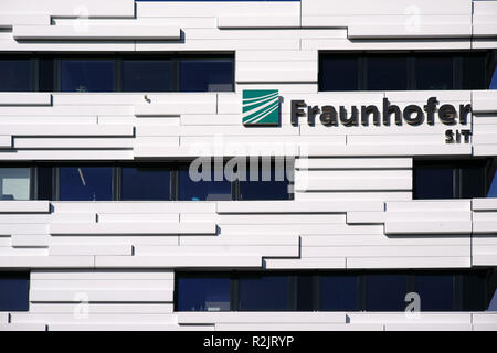 Logo de l'Institut Fraunhofer de l'Université Technique de Darmstadt sur la façade d'un bâtiment moderne, Banque D'Images