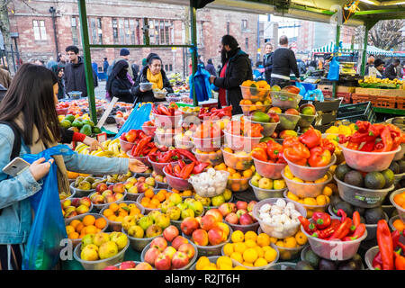 Fruits,et,légumes,Légumes, légumes,bonjour,a,piscine,Section,de,Rag,Marché,Birmingham Bull Ring, centre ville,West Midlands, Angleterre,,UK,GB,Grand,Grande-Bretagne, Banque D'Images