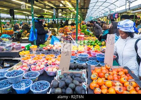 Fruits,et,légumes,Légumes, légumes,bonjour,a,piscine,Section,de,Rag,Marché,Birmingham Bull Ring, centre ville,West Midlands, Angleterre,,UK,GB,Grand,Grande-Bretagne, Banque D'Images