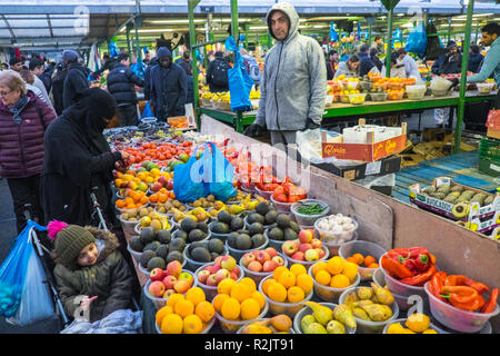 Fruits,et,légumes,Légumes, légumes,bonjour,a,piscine,Section,de,Rag,Marché,Birmingham Bull Ring, centre ville,West Midlands, Angleterre,,UK,GB,Grand,Grande-Bretagne, Banque D'Images