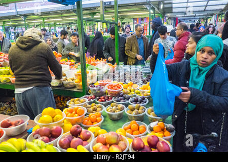 Fruits,et,légumes,Légumes, légumes,bonjour,a,piscine,Section,de,Rag,Marché,Birmingham Bull Ring, centre ville,West Midlands, Angleterre,,UK,GB,Grand,Grande-Bretagne, Banque D'Images