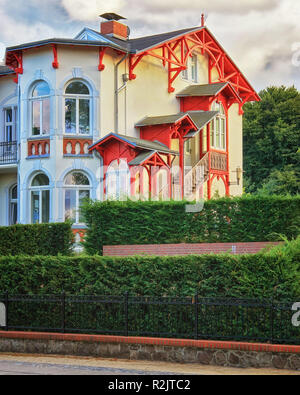 Maison de la Baltique avec escalier en bois sur la plage de Zinnowitz promenade sur l'île d'Usedom. Banque D'Images