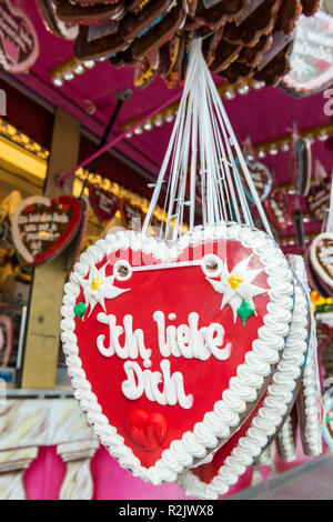 Coeur d'épice géant rouge avec l'inscription je t'aime, Munich, l'Oktoberfest Banque D'Images