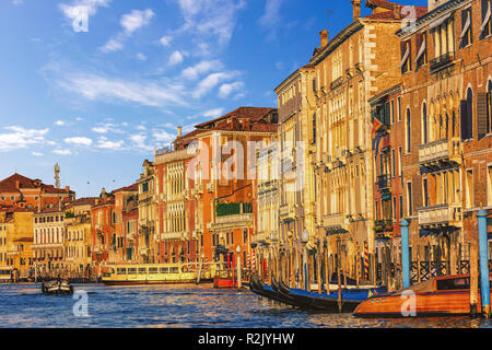 Grand Canal de Venise avec les gondoles, barques et bateau Banque D'Images