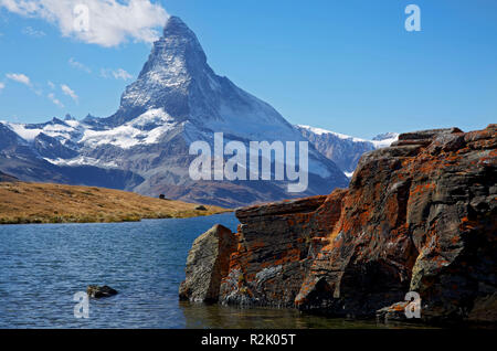 Vue sur le Stellisee au Findelntal près de Zermatt au Cervin. Banque D'Images