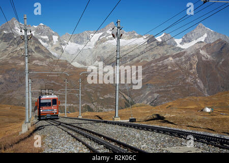 Chemin de fer du Gornergrat sur le Rotenboden près de Zermatt. Voir l'Obergabelhorn, de Wellenkuppe, Zinalrothorn et Weisshorn. Banque D'Images