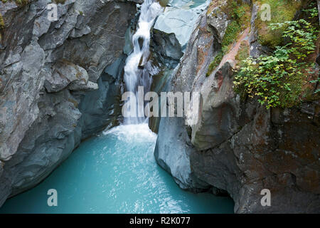 Cascade dans les gorges à Zermatt. Banque D'Images