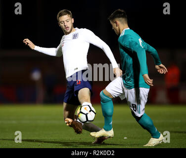 L'Angleterre Sam Field (à gauche) et l'Allemagne Meritan Shabani bataille pour la balle durant le match international au stade communautaire JobServe, Colchester. Banque D'Images