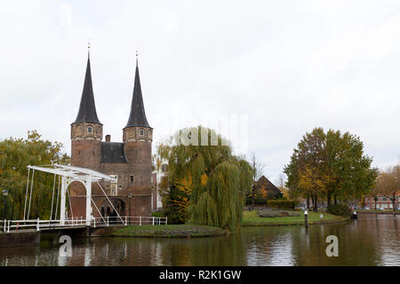 L'Oostpoort à Delft, aux pays-Bas. L'Oostpoort faisait partie des murs médiévaux de la ville néerlandaise. Banque D'Images