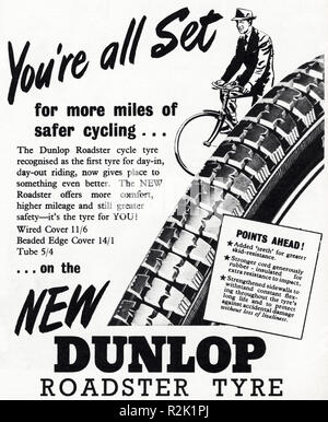 Vintage des années 1950 ancienne publicité imprimée à partir de la revue anglaise Roadster Dunlop publicité tire vers 1954 Banque D'Images