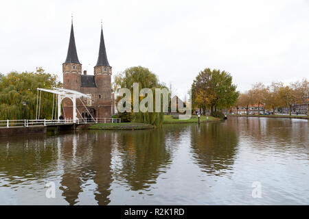 L'Oostpoort à Delft, aux pays-Bas. L'Oostpoort faisait partie des murs médiévaux de la ville néerlandaise. Banque D'Images