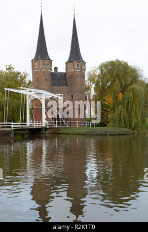 L'Oostpoort à Delft, aux pays-Bas. L'Oostpoort faisait partie des murs médiévaux de la ville néerlandaise. Banque D'Images