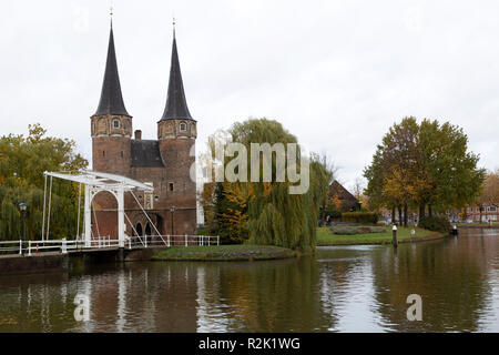 L'Oostpoort à Delft, aux pays-Bas. L'Oostpoort faisait partie des murs médiévaux de la ville néerlandaise. Banque D'Images