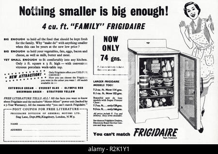 Vintage des années 1950 ancienne publicité imprimée à partir de la revue anglaise publicité Frigidaire réfrigérateur vers 1954 Banque D'Images