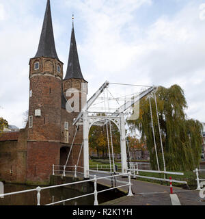 L'Oostpoort à Delft, aux pays-Bas. L'Oostpoort faisait partie des murs médiévaux de la ville néerlandaise. Banque D'Images