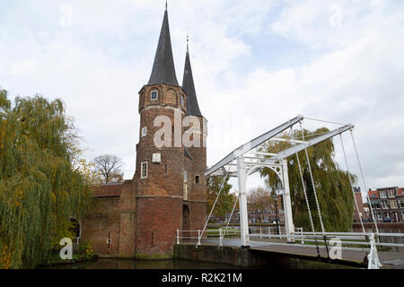 L'Oostpoort à Delft, aux pays-Bas. L'Oostpoort faisait partie des murs médiévaux de la ville néerlandaise. Banque D'Images