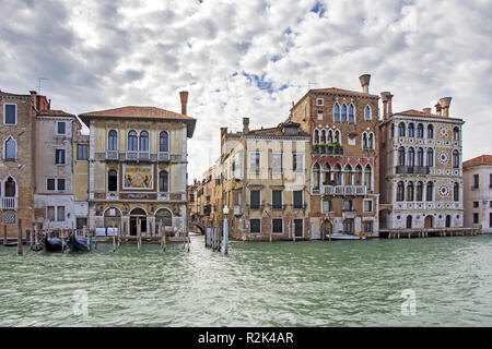 Vues de beaux bâtiments, ponts et canaux, gondoles à Venise Banque D'Images