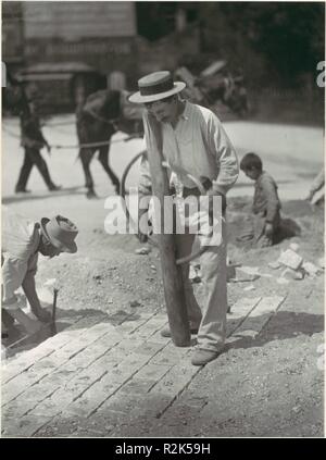 Pavé de la rue. Artiste : Eugène Atget (Français, Libourne 1857-1927 Paris). Date : 1899-1900, 1956 imprimé. Musée : Metropolitan Museum of Art, New York, USA. Banque D'Images