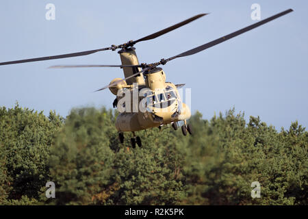 EINDHOVEN, Pays-Bas - JUN 22, 2018 : United States Army Boeing CH-47F Chinook hélicoptère de transport. Banque D'Images