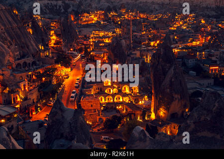 Illuminé la nuit rues de Göreme, Turquie, la Cappadoce. Le célèbre centre de vol des ballons. Nuit paysage incroyable. Banque D'Images