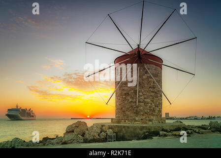 Une longue exposition photo de l'un des moulins à vent à la ville de Rhodes sur l'île grecque historique Banque D'Images