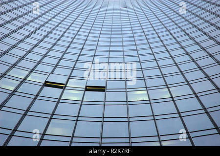 Façade en verre d'un gratte-ciel Banque D'Images