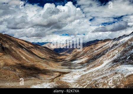 Vue sur vallée et Karakorum vont de Khardung La pass, ladak Banque D'Images