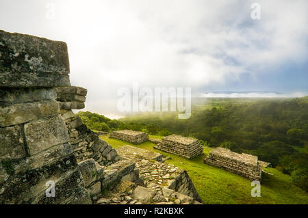 Se déplace dans le brouillard près de la pyramide à la ruines mayas de Chinkultic, Chiapas, Mexique. Banque D'Images