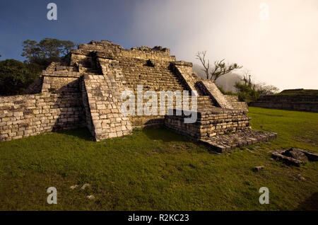 Se déplace dans le brouillard près de la pyramide à la ruines mayas de Chinkultic, Chiapas, Mexique. Banque D'Images