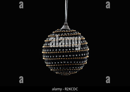 Boule de Noël pendaison isolé sur fond noir, bonne année concept. Banque D'Images