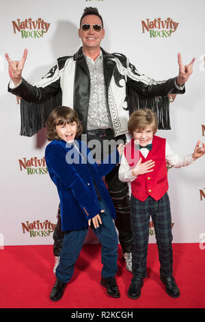 Craig Revel Horwood, Brian Bartle (avant gauche) et Rupert Turnbull (avant droit) Arrivée à la première de nativité Rocks ! À l'odéon Skydome à Coventry. Banque D'Images