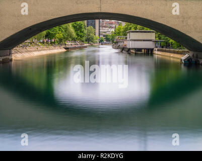 Pont à arches sur le département avec vue sur la piscine Oberer Letten Banque D'Images