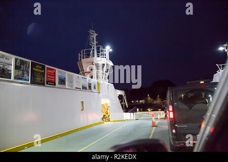 À bord du ferry Sandbanks « Bramble Bush Bay » la nuit, une chaîne de ferry pour véhicules traversant Swanage vers le port de Poole, Royaume-Uni. Banque D'Images