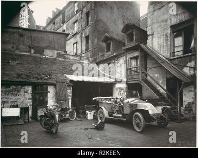 Cour, rue de Valence. Artiste : Eugène Atget (Français, Libourne 1857-1927 Paris). Date : 1922, imprimé en 1956. Musée : Metropolitan Museum of Art, New York, USA. Banque D'Images