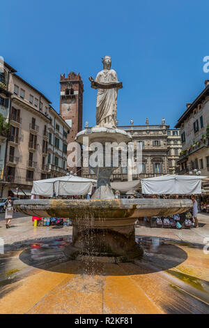 Fontaine de la Madonna Verona, 1368, Fontana di Madonna Verona, la Piazza Erbe, Vérone, Vénétie, Italie, Europe Banque D'Images