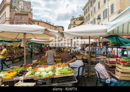 Dans le marché de rue dans le Campo dei Fiori, Rome, Italie. Banque D'Images