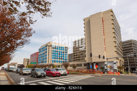 CRYSTAL CITY, Virginia, USA - bâtiments et de trafic sur Jefferson Davis Highway dans la ville de cristal, l'emplacement de l'AC2 Amazon dans le comté d'Arlington. Banque D'Images