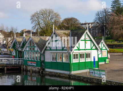 Le Café et le bureau de vente des billets à l'Bowness-on-Windermere Ferry Terminal Lake Windermere Lake District National Park Cumbria England Royaume-Uni UK Banque D'Images