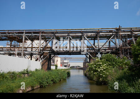 La Tata Chemicals Europe site par le canal de Trent et Mersey, Northwich, Cheshire, Royaume-Uni. Banque D'Images