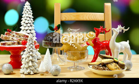 Table de fête avec la cuisine anglaise traditionnelle et style européen y compris la nourriture de Noël gâteau panforte, pouding, gingerbread cookies, chocolat et de cov Banque D'Images