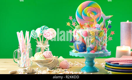 Thème Mermaid candyland gâteau avec paillettes colorées tails, coquillages et animaux marins toppers pour enfants, des ados, de la nouveauté et d'anniversaire partie célébrat Banque D'Images