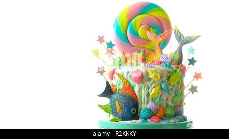 Thème Mermaid candyland gâteau avec paillettes colorées tails, coquillages et animaux marins toppers pour enfants, des ados, de la nouveauté et d'anniversaire partie célébrat Banque D'Images