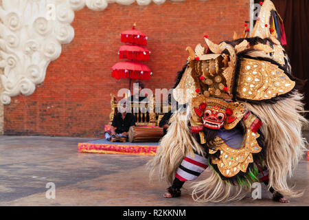 Bali, Indonésie - 10 octobre 2018 : Men dancing Keris traditionnels (Kris) Danse en masque et costume d'esprit balinais Barong. Banque D'Images