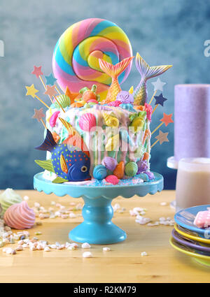 Thème Mermaid candyland gâteau avec paillettes colorées tails, coquillages et animaux marins toppers pour enfants, des ados, de la nouveauté et d'anniversaire partie célébrat Banque D'Images