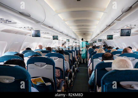 Les passagers en classe économique places sur vol Vietnam Airlines à partir de Danang à Ho Chi Minh Ville. Vietnam, Asie Banque D'Images